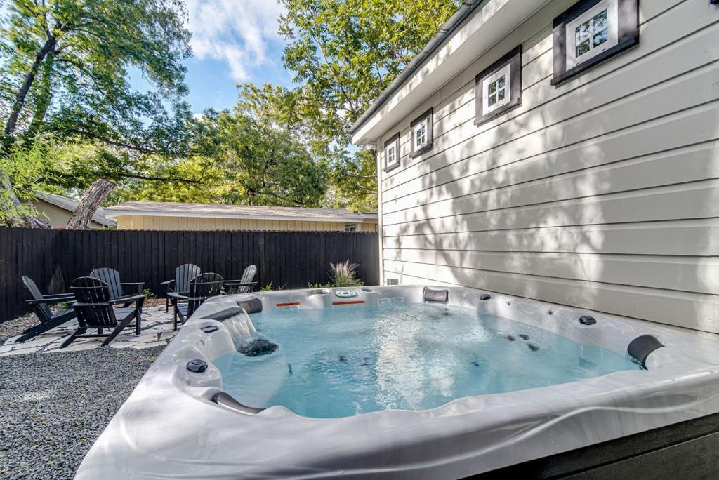 Southern Charm - Near Main With Hot Tub Fredericksburg Zewnętrze zdjęcie
